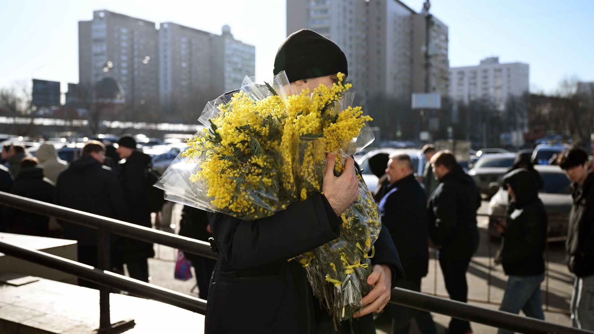 Юнармейцы поздравили девушек с 8 Марта на улицах российских городов