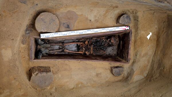 Погребение Изольды - девочки 6-8 лет в могиле №4. На фото видна вечная мерзлота в заполнении могилы