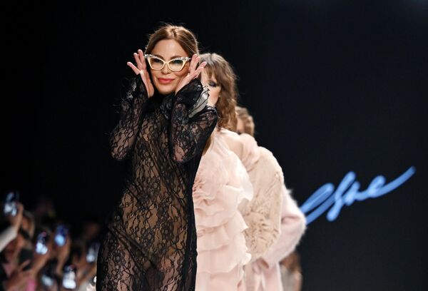 Дочь итальянской актрисы Орнеллы Мути Найке Ривелли демонстрирует одежду из коллекции MaisonESVE в рамках Московской недели моды в Центральном выставочном зале Манеж 