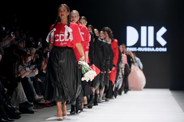 Модели демонстрируют одежду из коллекции бренда DNK RUSSIA в рамках Московской недели моды в Центральном выставочном зале Манеж
