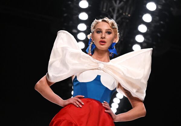Модель демонстрирует одежду из коллекции MD MAKHMUDOV DJEMAL в рамках Московской недели моды в Центральном выставочном зале Манеж