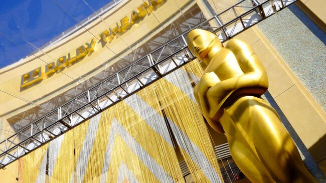 Статуя Оскара перед театром Dolby Theatre на 88-й ежегодной церемонии вручения премии Американской киноакадемии Оскар, проходящей в Hollywood & Highland, Голливуд, Калифорния