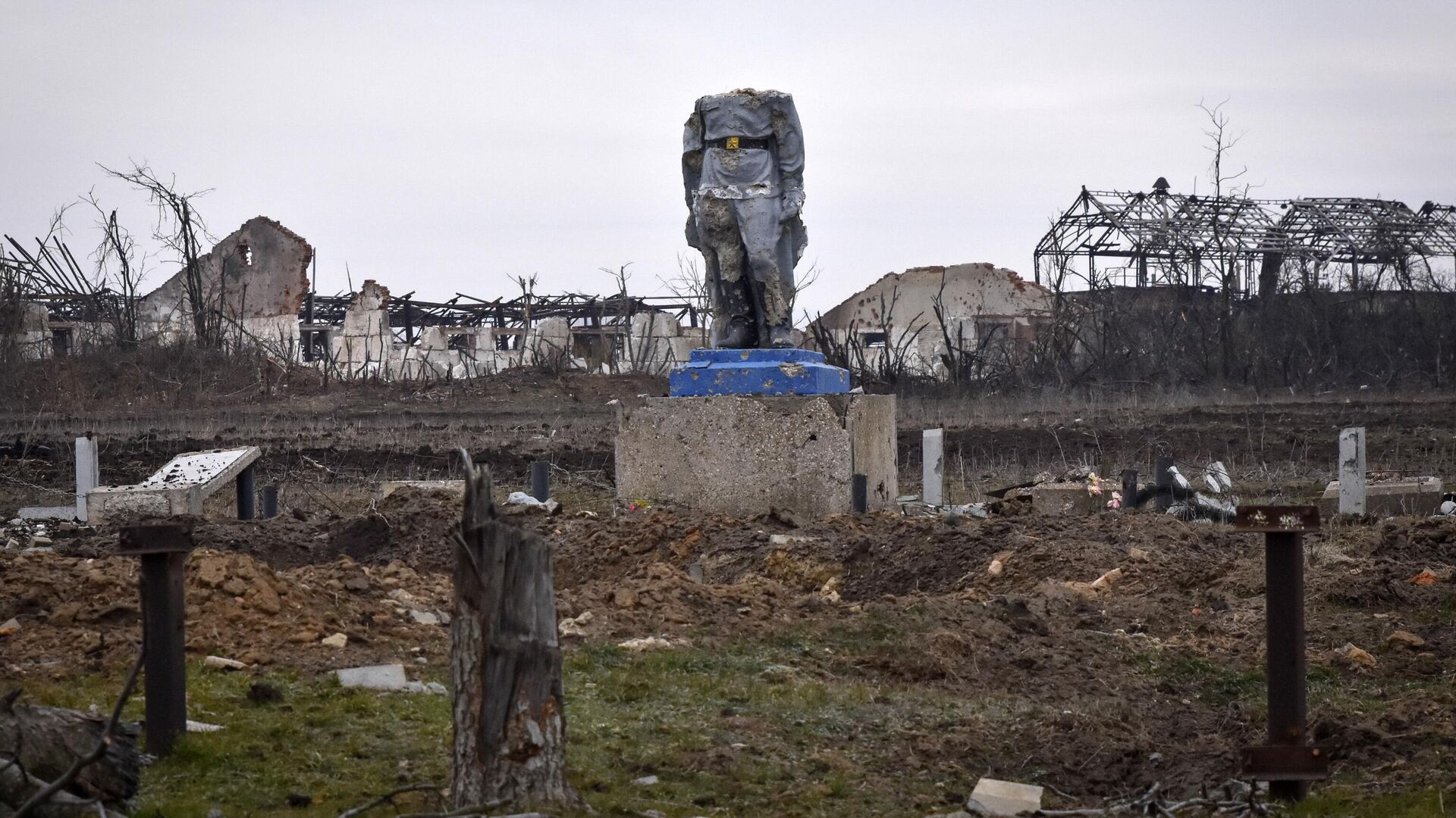 Разрушенный памятник Неизвестному Солдату в Работино - РИА Новости, 1920, 12.05.2024
