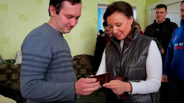 Вручение российских паспортов родителям четырехлетнего Димы, вывезенного из Авдеевки