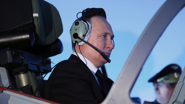 В Краснодаре летчицы подарили Путину модель самолета