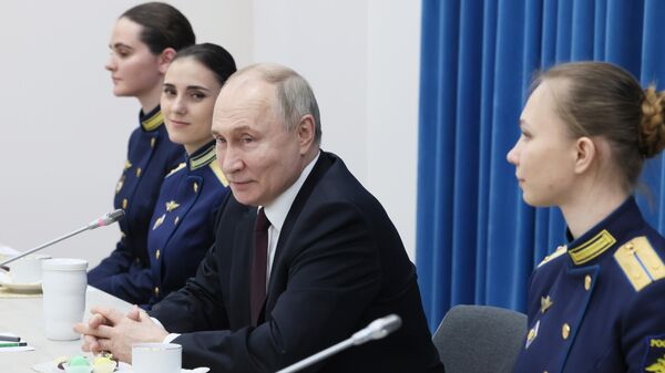 Путин пожелал личного счастья женщинам в зоне СВО