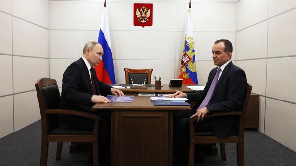 Президент РФ Владимир Путин и губернатор Краснодарского края Вениамин Кондратьев во время встречи в Краснодаре
