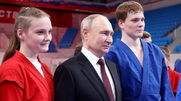 Владимир Путин в окружении молодых самбистов в Краснодаре