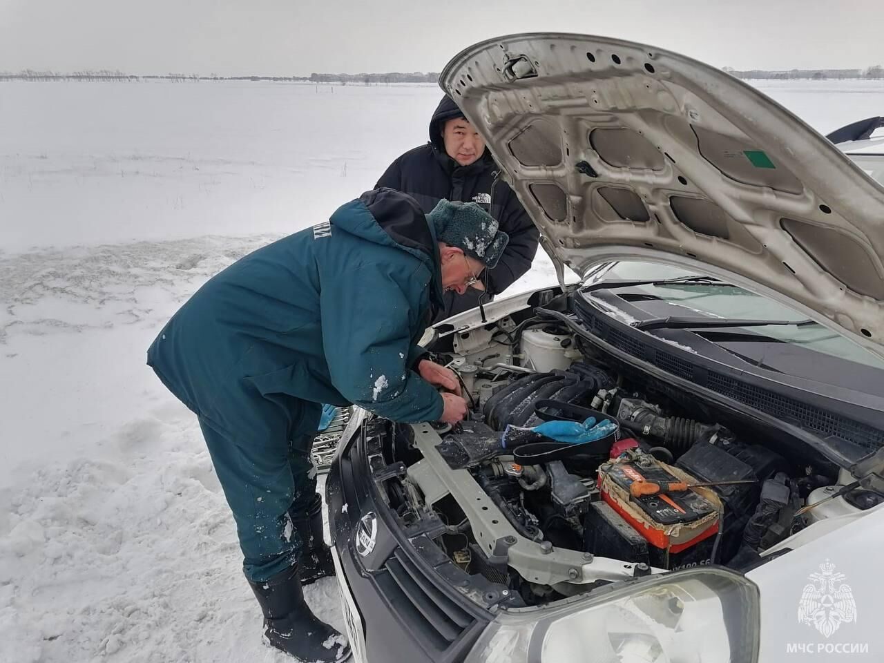 На Алтае спасли многодетную семью из Монголии, у которой сломалась машина -  РИА Новости, 07.03.2024