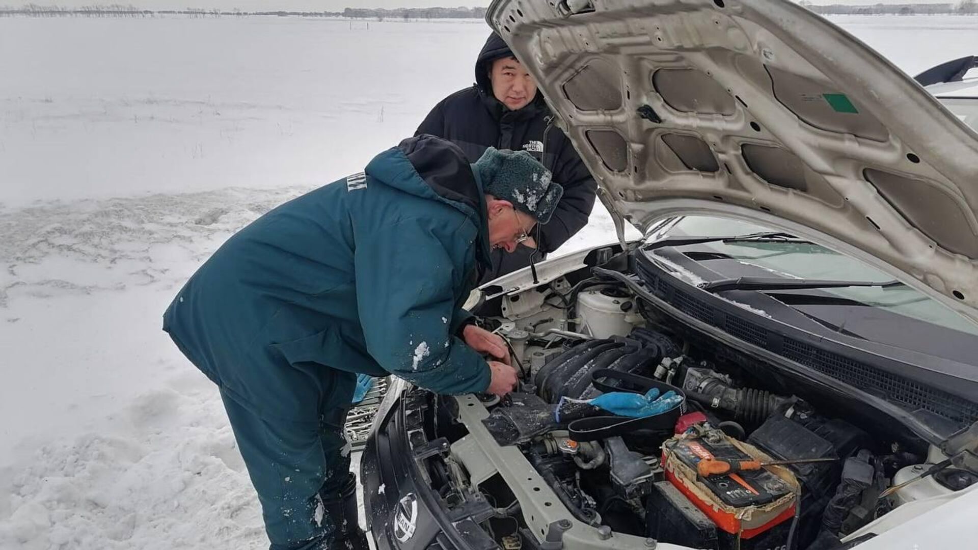 На Алтае спасли многодетную семью из Монголии, у которой сломалась машина -  РИА Новости, 07.03.2024