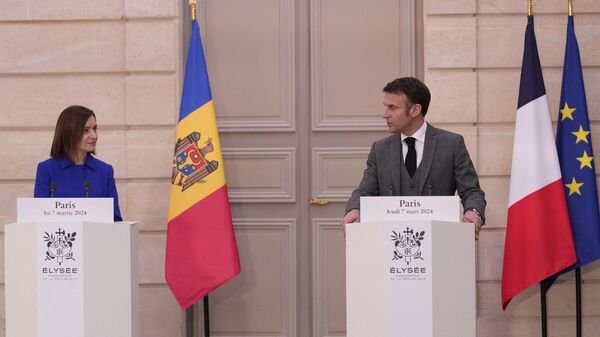 Президент Франции Эммануэль Макрон и президент Молдавии Майя Санду во время пресс-конференции в Париже. 7 марта 2024