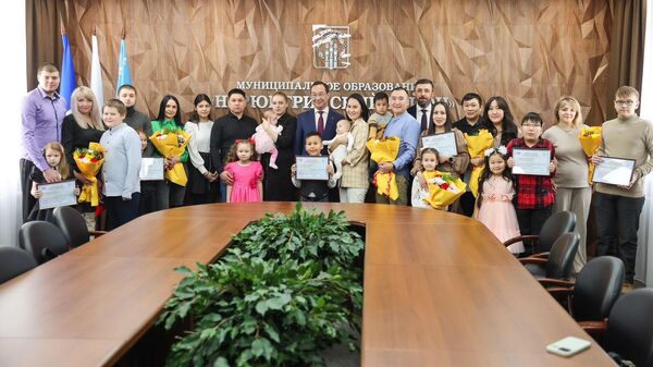Глава Якутии вручил жилищные сертификаты молодым семьям Нерюнгринского района