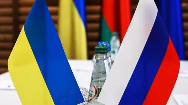 Флажки на столе, за которым проходили российско-украинские переговоры
