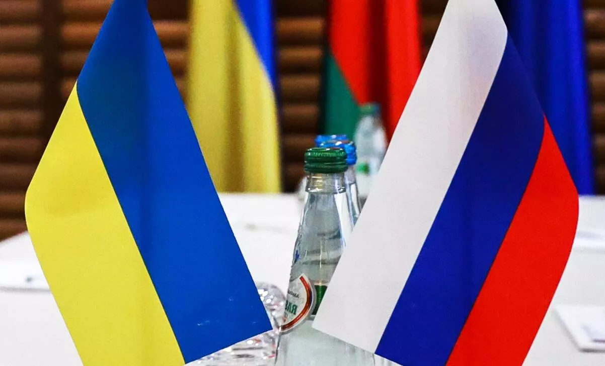 Флажки на столе, за которым проходили российско-украинские переговоры Флажки на столе, за которым проходили российско-украинские переговоры - РИА Новости, 1920, 20.06.2025