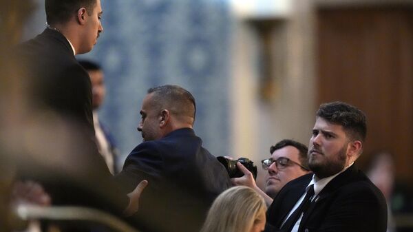 Охрана выводит из зала мужчину, который прервал речь президента США Джо Байдена в Капитолии