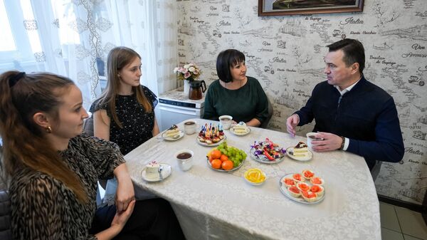 Губернатор Московской области Андрей Воробьев поздравил с 8 марта супругу и двух дочерей Героя России, участника СВО