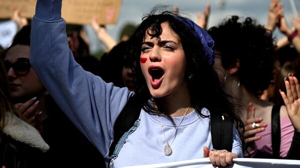 Девушка во время демонстрации по случаю Международного женского дня в Риме. 8 марта 2024
