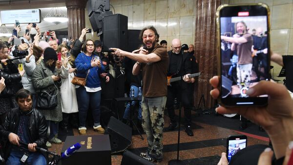 Стас Михайлов дал концерт к 8 марта на станции метро Курская