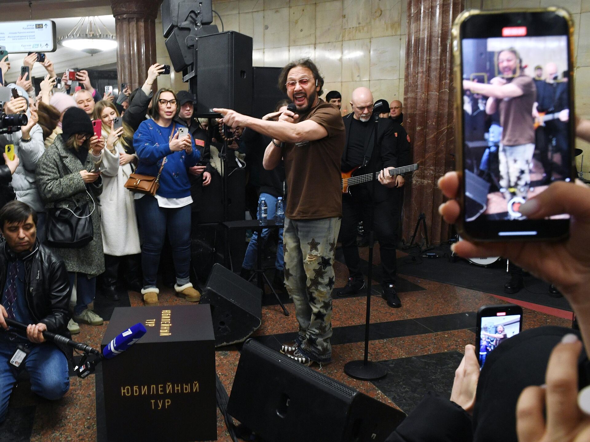 Стас Михайлов выступил в московском метро в честь 8 Марта - РИА Новости,  08.03.2024