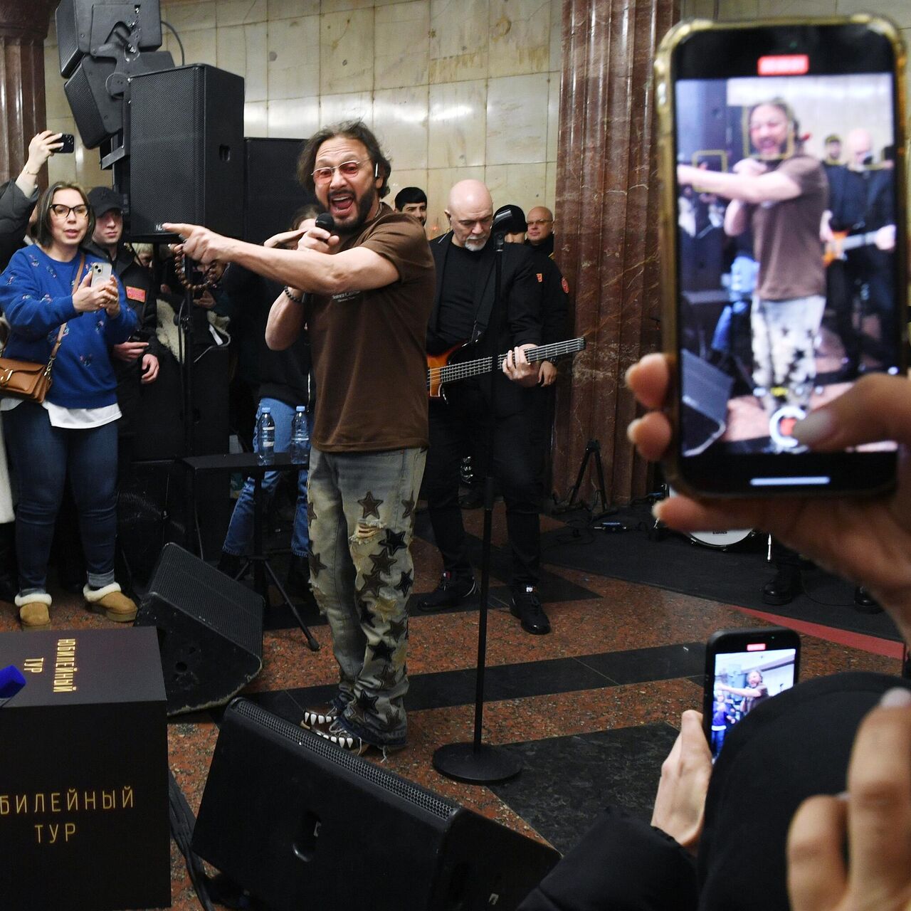 Стас Михайлов выступил в московском метро в честь 8 Марта - РИА Новости,  08.03.2024