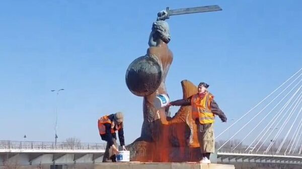 Польские климатические активистки облили краской памятник Варшавской русалке 