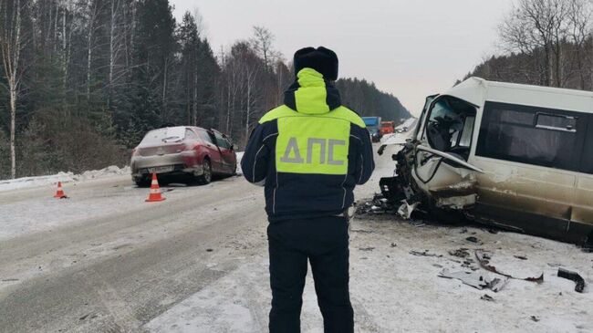 Место ДТП с участием микроавтобуса в Свердловской области