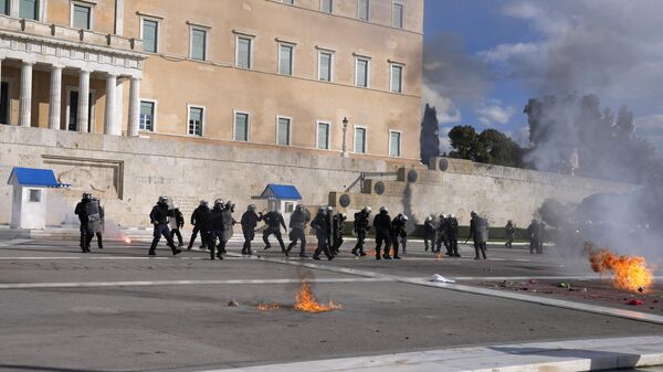 Полиция перед зданием парламента во время студенческой демонстрации в центре Афин, Греция. 8 марта 2024