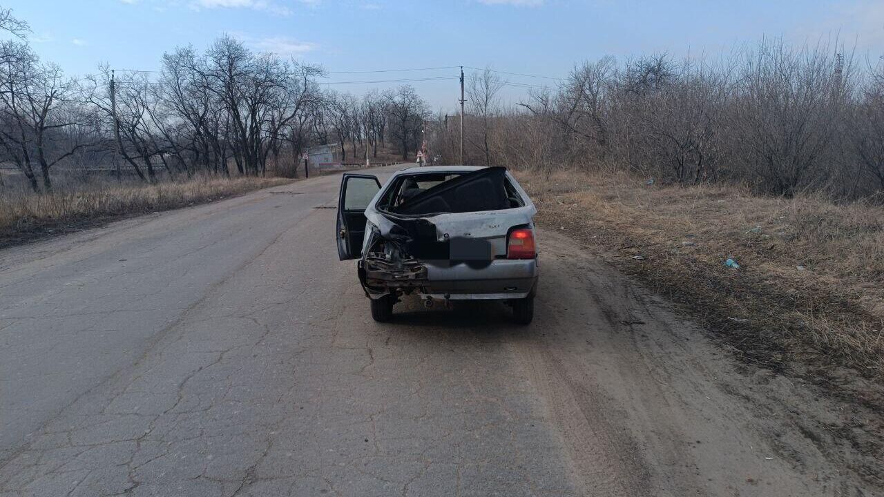 Автомобиль, поврежденный в результате атаки БПЛА в Калининском районе Горловки. 9 марта 2024 - РИА Новости, 1920, 09.03.2024