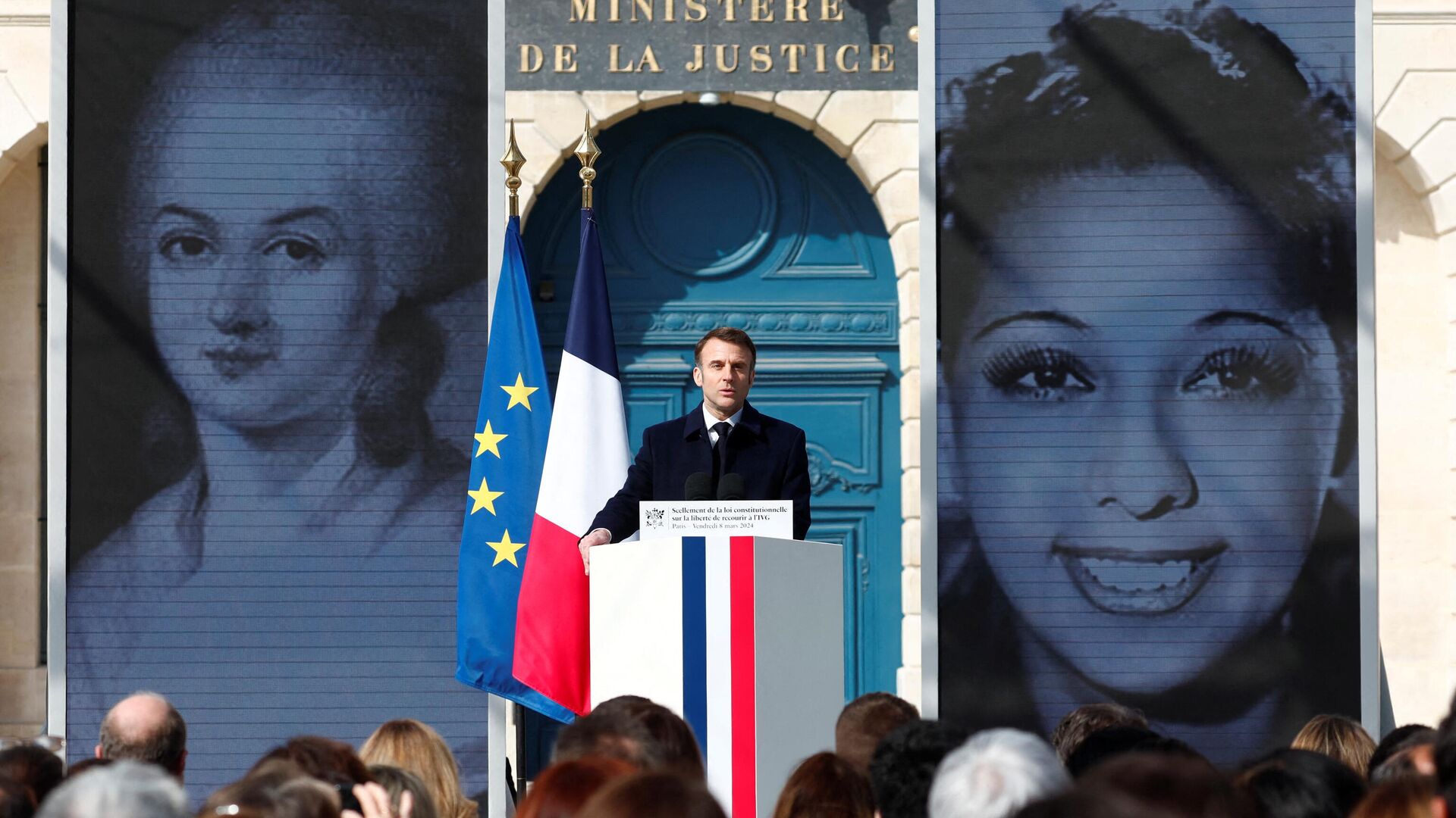 Президент Франции Эммануэль Макрон выступает с речью во время церемонии закрепления права женщины на аборт во французской конституции. 8 марта 2024 - РИА Новости, 1920, 09.03.2024