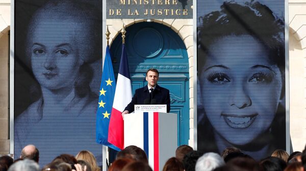Президент Франции Эммануэль Макрон выступает с речью во время церемонии закрепления права женщины на аборт во французской конституции. 8 марта 2024