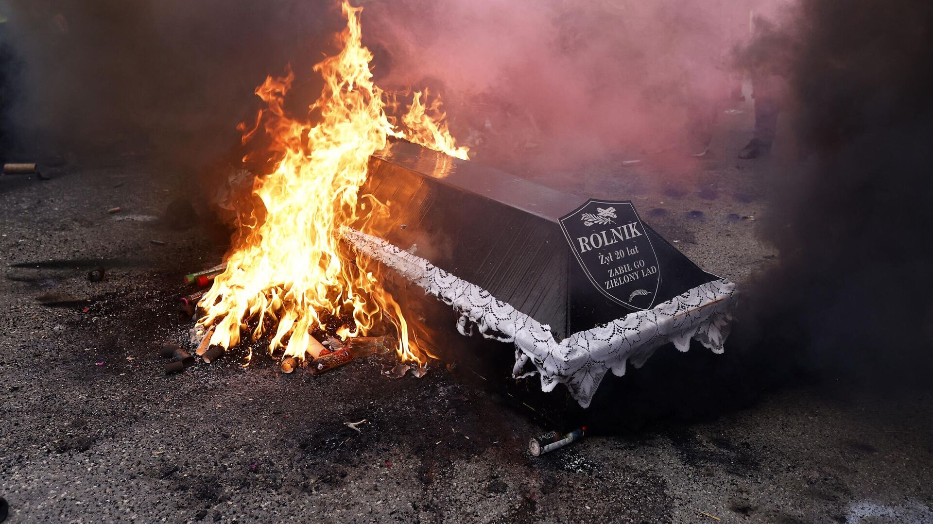 Бутафорский гроб, сжигаемый польскими фермерами во время акции протеста в Варшаве. 6 марта 2024 - РИА Новости, 1920, 09.03.2024
