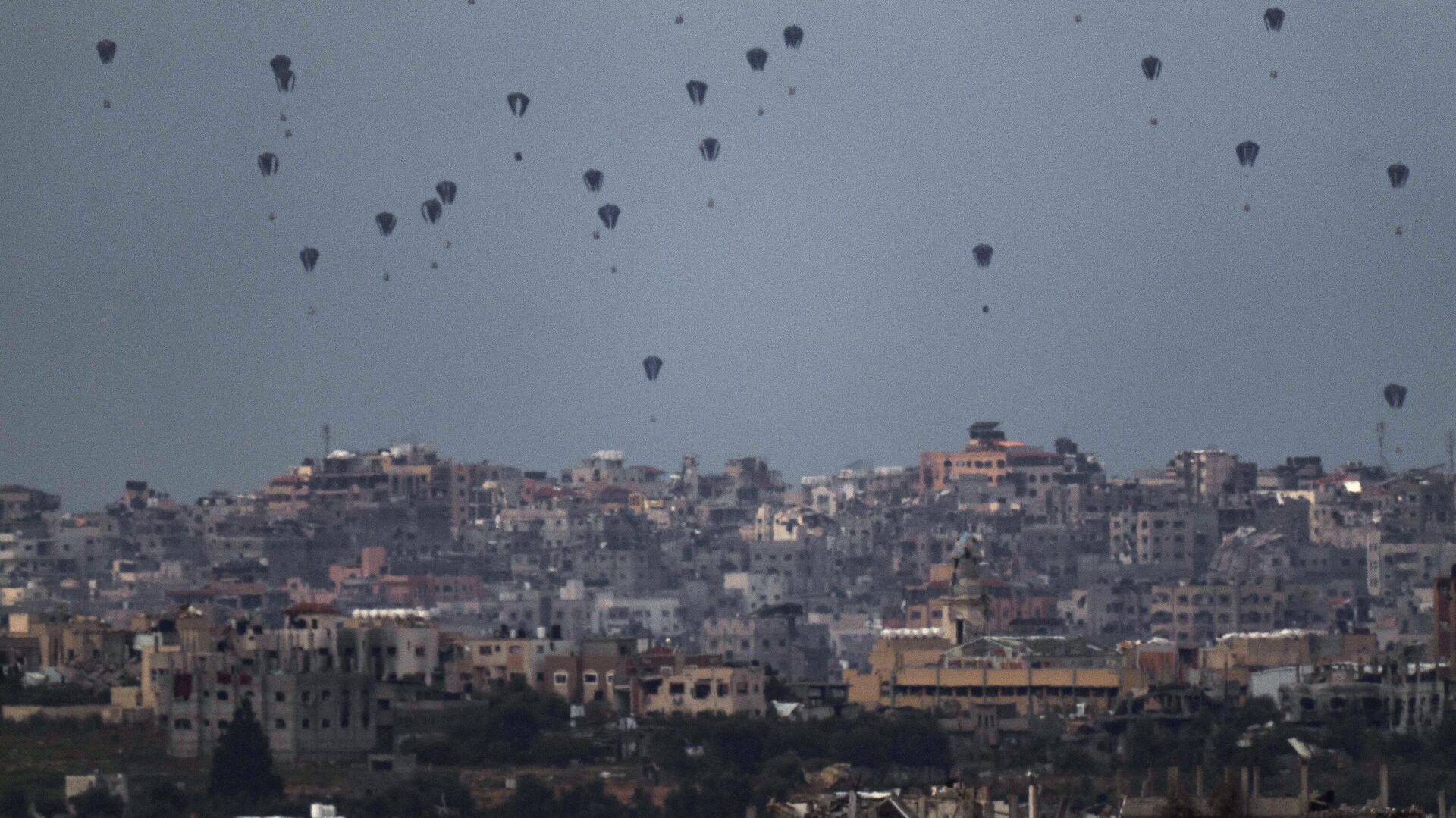 Гуманитарный груз сбрасывается при помощи парашютов на север сектора Газа - РИА Новости, 1920, 09.04.2024