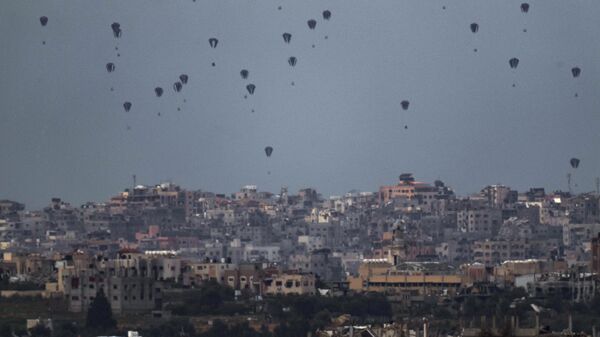 Гуманитарный груз сбрасывается при помощи парашютов на север сектора Газа