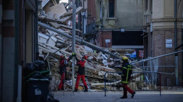 На месте обрушения здания в центре Тулузы на юго-западе Франции