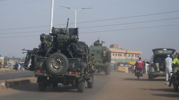 Армия Нигерии патрулирует один из районов Нигерии после похищения школьников в Западной Африке