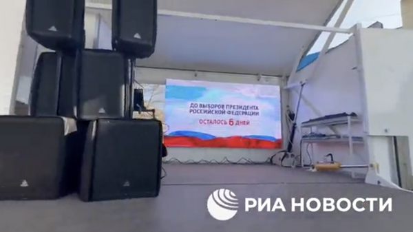 Обратный отсчет до старта основного этапа выборов президента России 2024 года в специализированном автоклубе в центре города Геническ Херсонской области