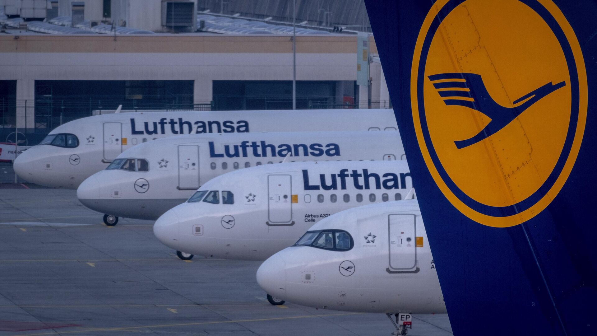 Самолеты Lufthansa в аэропорту Франкфурта в Германии - РИА Новости, 1920, 10.04.2024