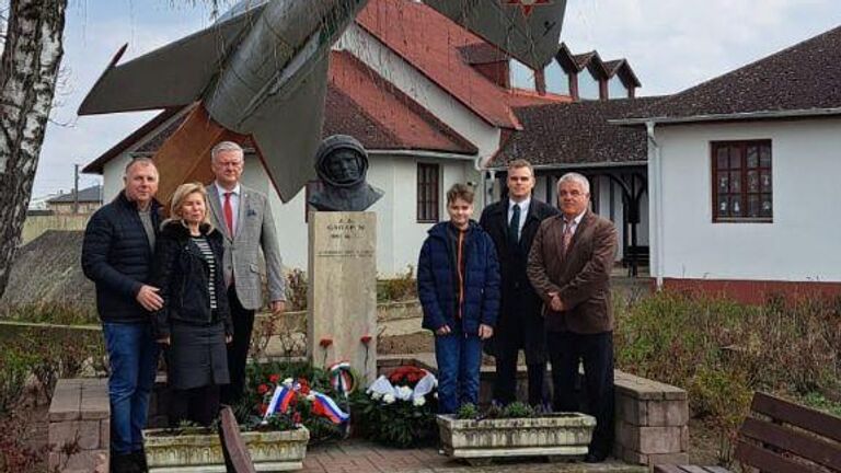 Торжественная церемония возложения венков к памятнику Ю.А.Гагарина в Дебрецене, Венгрия