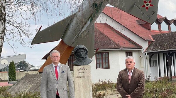 Торжественная церемония возложения венков к памятнику Ю.А.Гагарина в Дебрецене, Венгрия