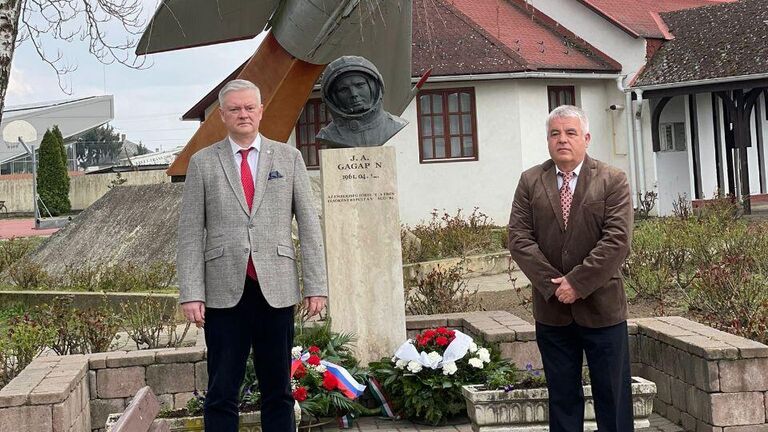 Торжественная церемония возложения венков к памятнику Ю.А.Гагарина в Дебрецене, Венгрия