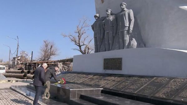 Пушилин возложил цветы к восстановленному памятнику павшим в войну азовстальцам Мариуполя
