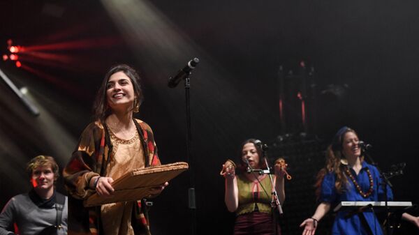 Армянская певица Жаклин Багдасарян выступает со своей группой Ладанива на сцене музыкального фестиваля во Франции