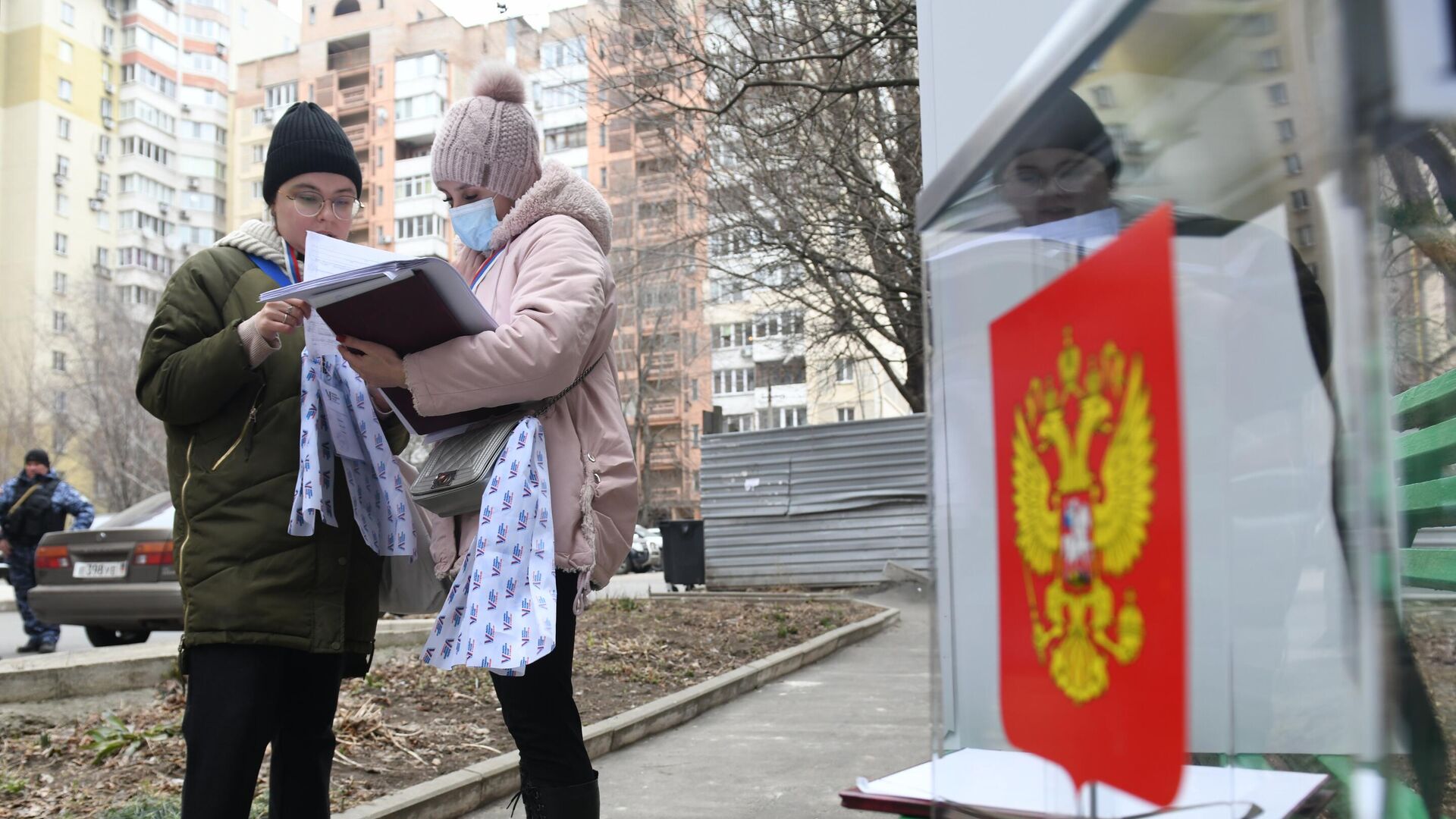 Член избирательной комиссии оформляет документы жительнице города на выездном голосовании в Донецке в первый день досрочного голосования на выборах президента РФ в Донецкой народной республике - РИА Новости, 1920, 10.03.2024