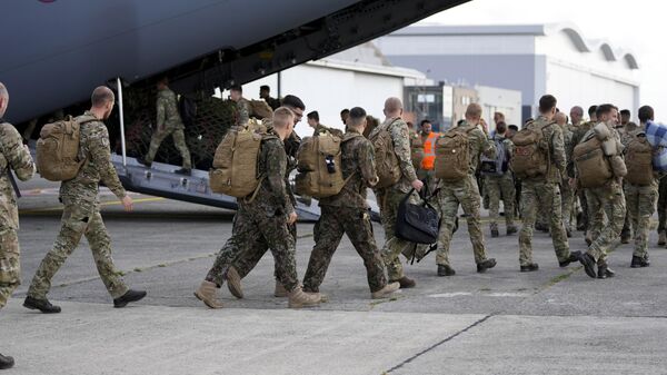 Солдаты НАТО готовятся к посадке в военно-транспортный самолет