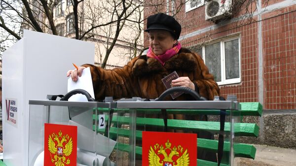 Жительница города на выездном голосовании в Донецке в день досрочного голосования на выборах президента РФ в Донецкой народной республике