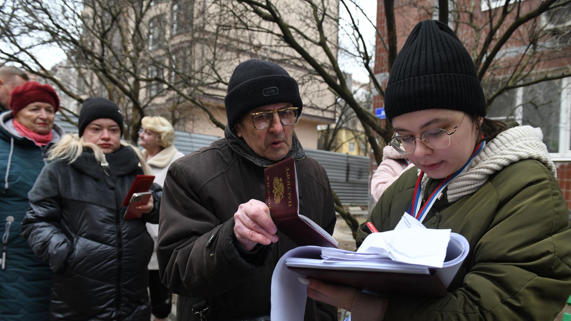 Член избирательной комиссии регистрирует жителей на выездном голосовании в Донецке в первый день досрочного голосования на выборах президента РФ в ДНР. 10 марта 2024 - РИА Новости, 1920, 10.03.2024