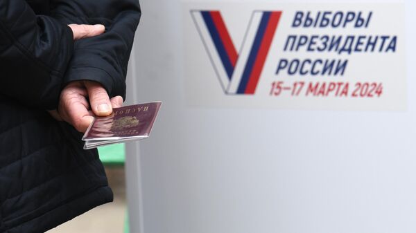 Житель города на выездном голосовании в Донецке в первый день досрочного голосования на выборах президента РФ в Донецкой народной республике