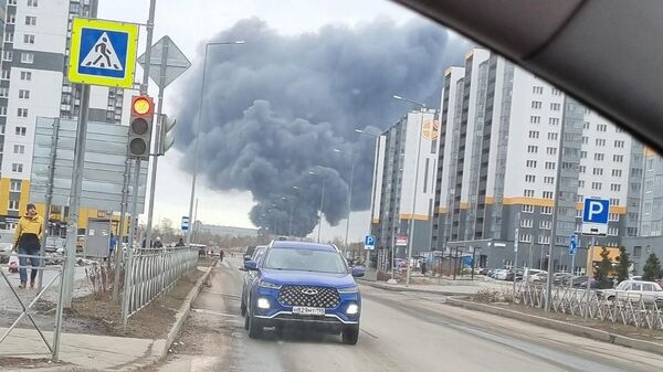 Дым от пожара на Волхонском шоссе в Санкт-Петербурге. 10 марта 2024