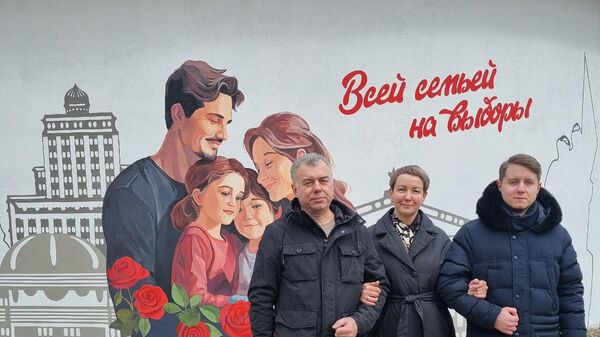Тематический мурал Всей семьей на выборы на одной из построек на набережной реки Кальмиус в Донецке