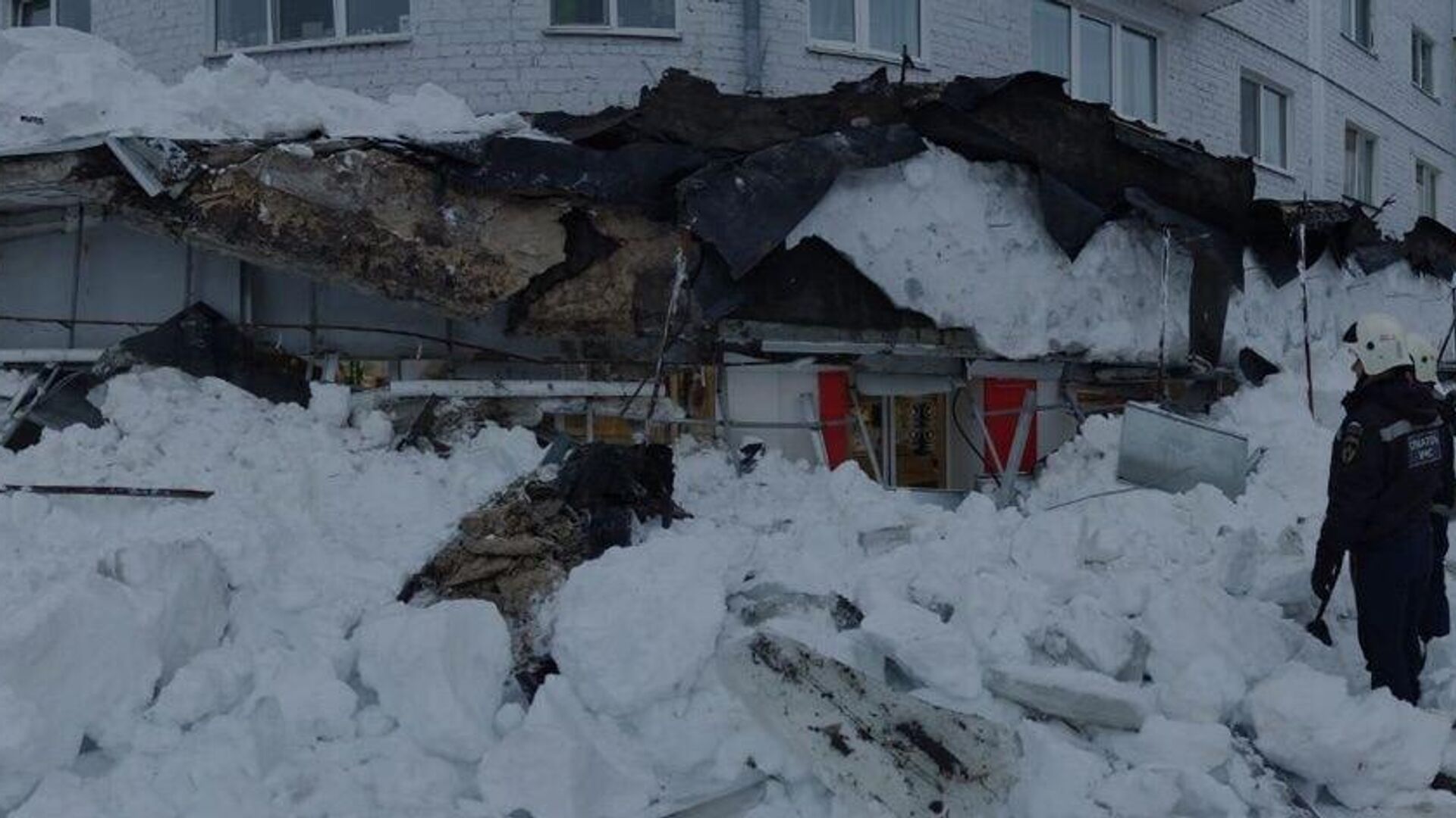 Место происшествия, где у одного из магазинов обвалилась крыша в Казани - РИА Новости, 1920, 11.03.2024